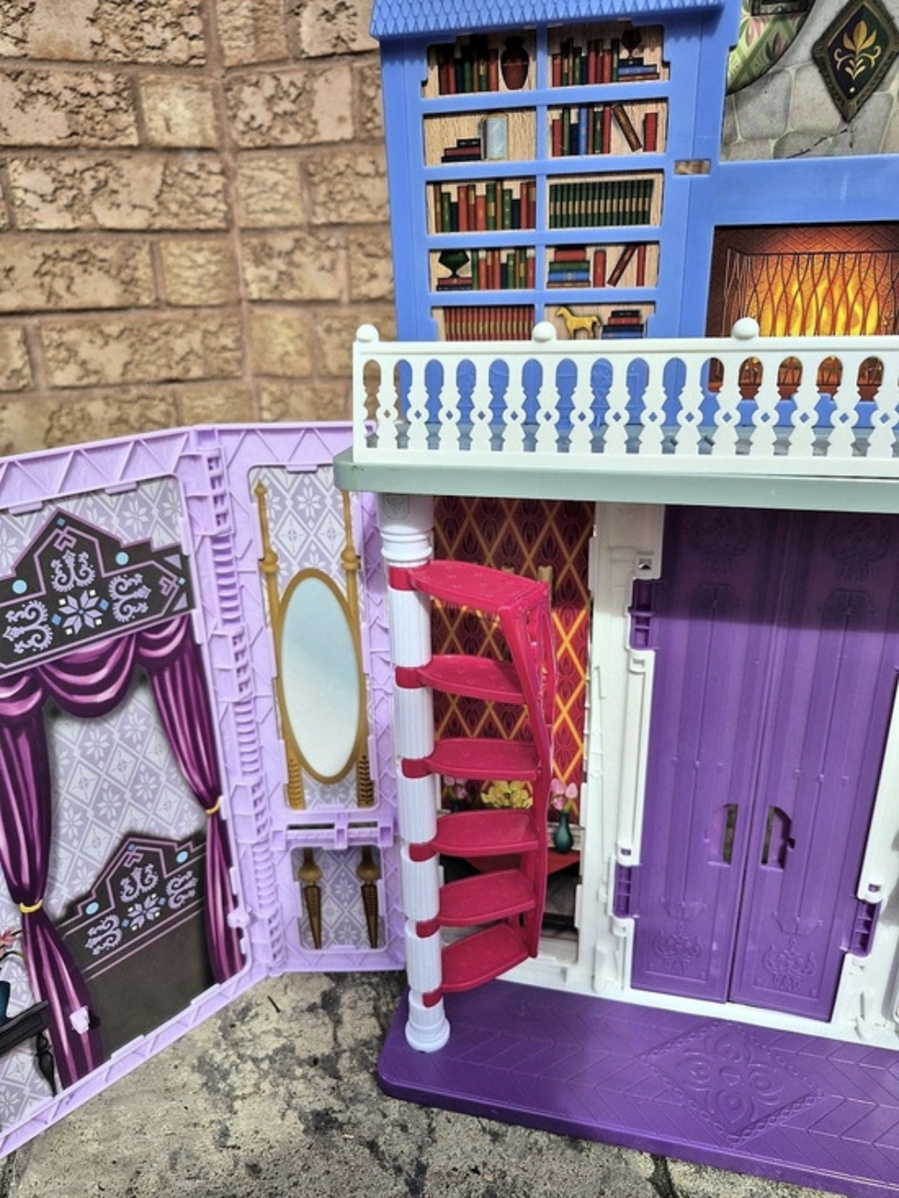 Disney Frozen 2 Fold & Go Portable Arendelle Castle Playset Dollhouse - Picture 11 of 15